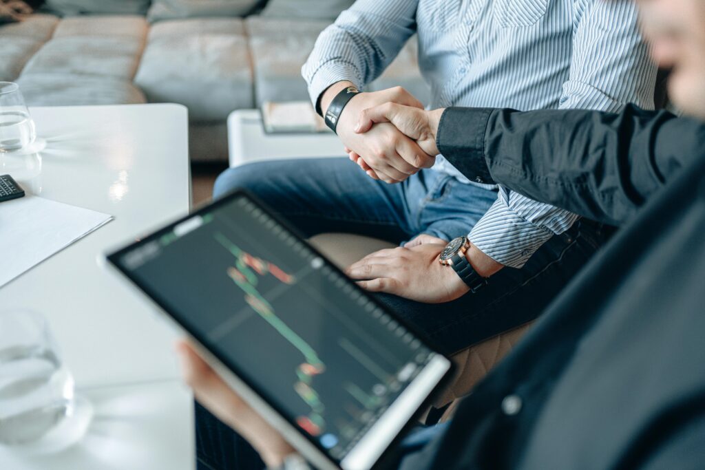 Specjaliści w garniturach analizujący wykresy i raporty finansowe podczas spotkania biznesowego – rekrutacja analityków i strategów na cvsearch.pl