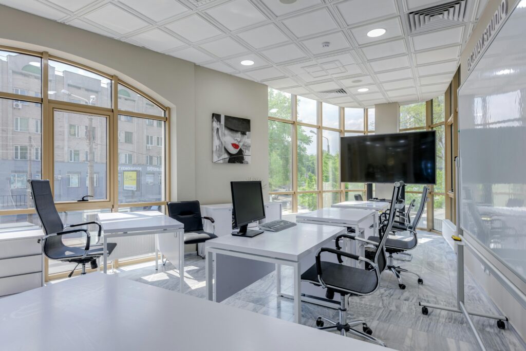 Nowoczesne, jasne biuro typu open space z ergonomicznymi stanowiskami pracy – oferty pracy w prestiżowych firmach na cvsearch.pl