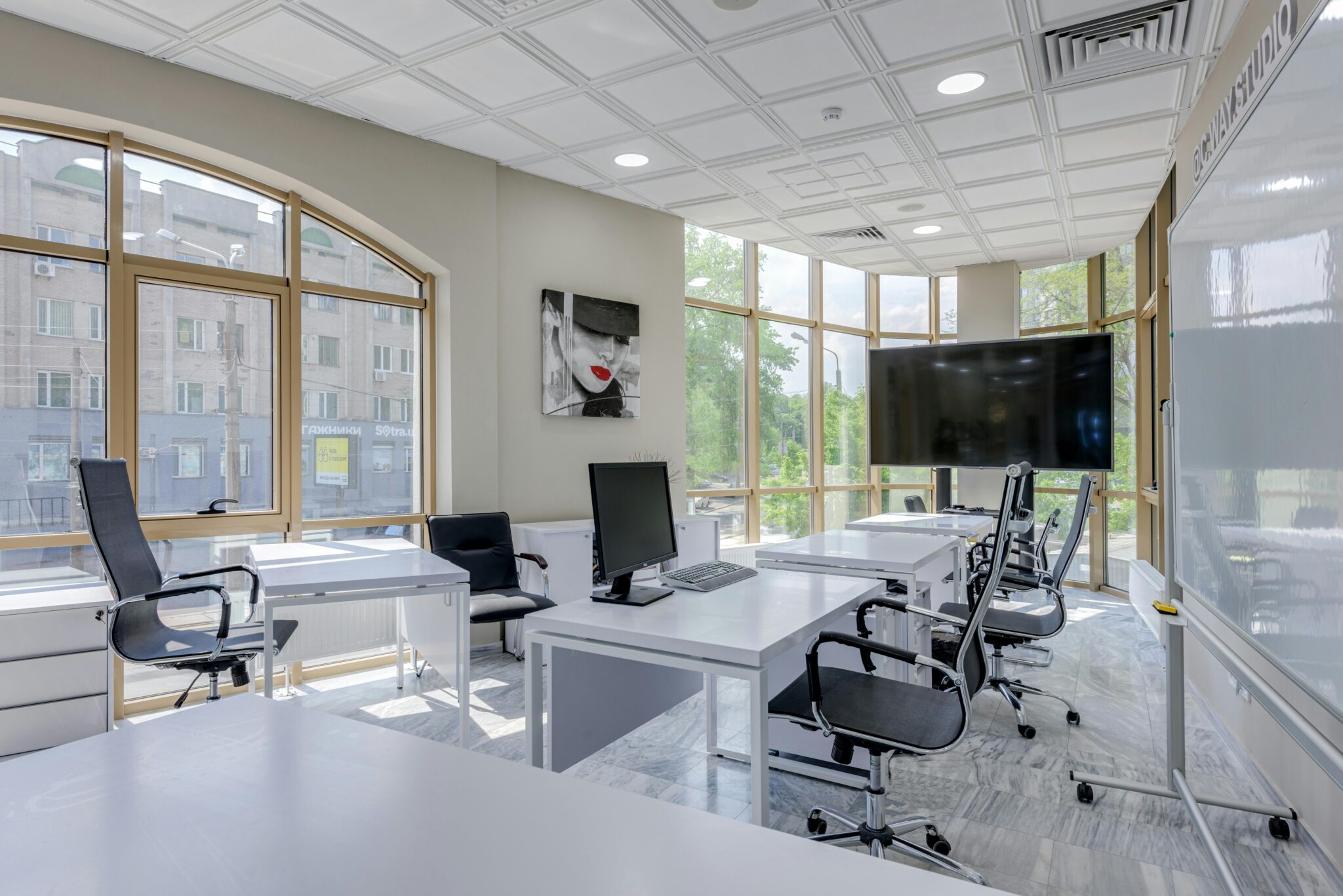Nowoczesne, jasne biuro typu open space z ergonomicznymi stanowiskami pracy – oferty pracy w prestiżowych firmach na cvsearch.pl