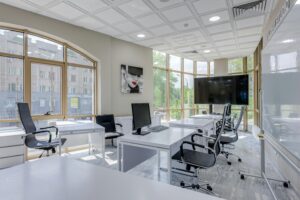 Nowoczesne, jasne biuro typu open space z ergonomicznymi stanowiskami pracy – oferty pracy w prestiżowych firmach na cvsearch.pl