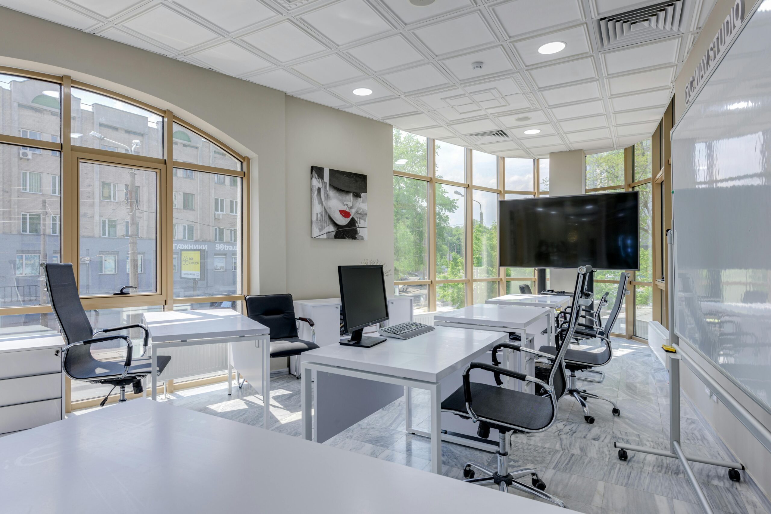 Nowoczesne, jasne biuro typu open space z ergonomicznymi stanowiskami pracy – oferty pracy w prestiżowych firmach na cvsearch.pl