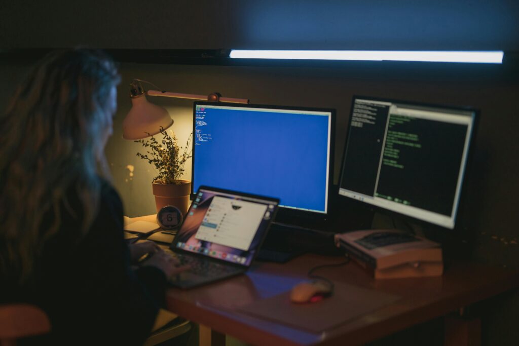 Biurko z laptopem, monitorem i lampką nocną – nowoczesne miejsce pracy zdalnej i home office