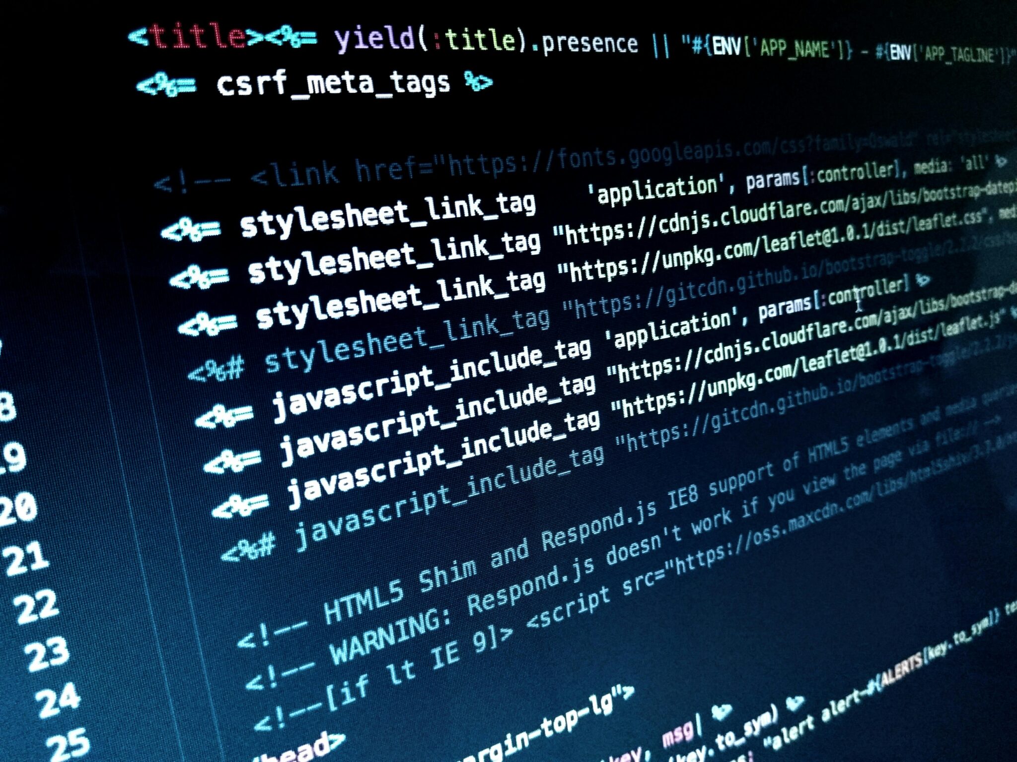 Fragment czystego kodu HTML/JavaScript na ciemnym tle monitora – profesjonalne standardy kodowania i oferty pracy IT na cvsearch.pl