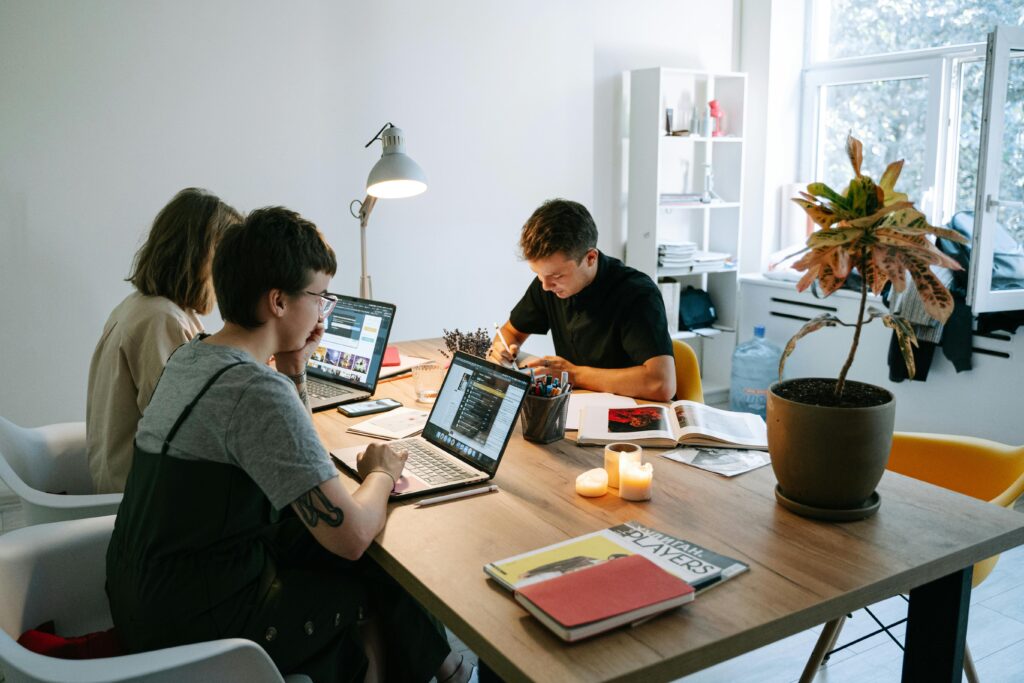 Zespół specjalistów pracujący przy laptopach w biurze coworkingowym – oferty pracy i doradztwo HR na cvsearch.pl