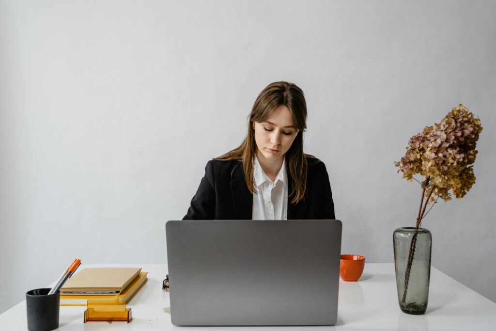 praca przy laptopie – praca biurowa i rozwój kariery