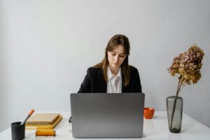 praca przy laptopie – praca biurowa i rozwój kariery