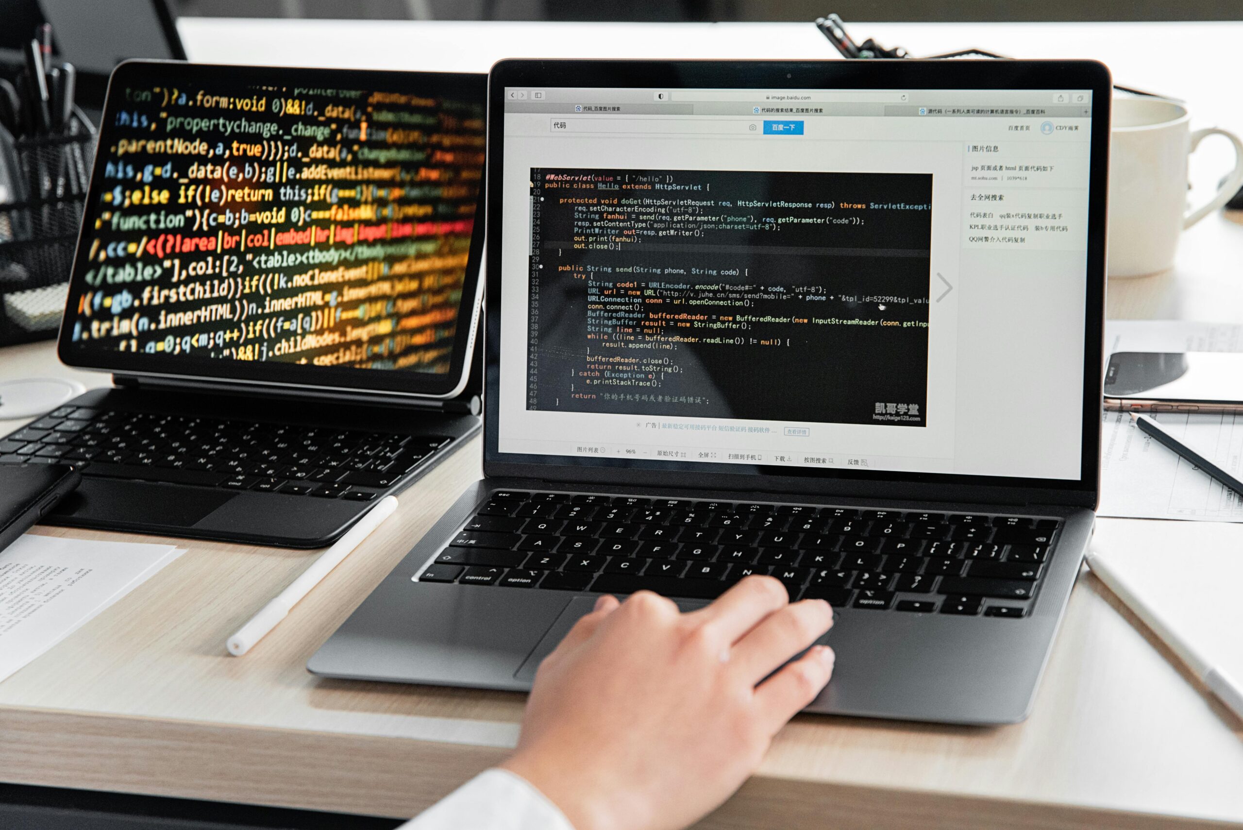 Stanowisko pracy programisty z laptopem i tabletem wyświetlającym kod źródłowy – oferty pracy IT i rozwój w sektorze tech na cvsearch.pl