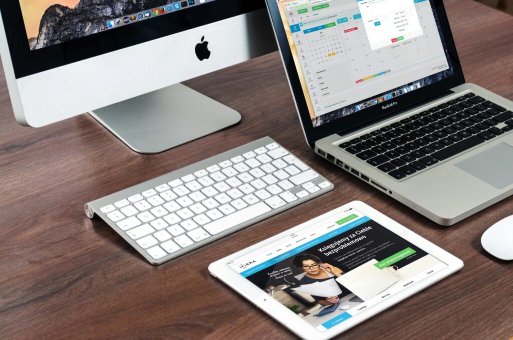 Nowoczesne stanowisko pracy z laptopem, tabletem i monitorem Apple – nowoczesne usługi HR i portal z ofertami pracy cvsearch.pl