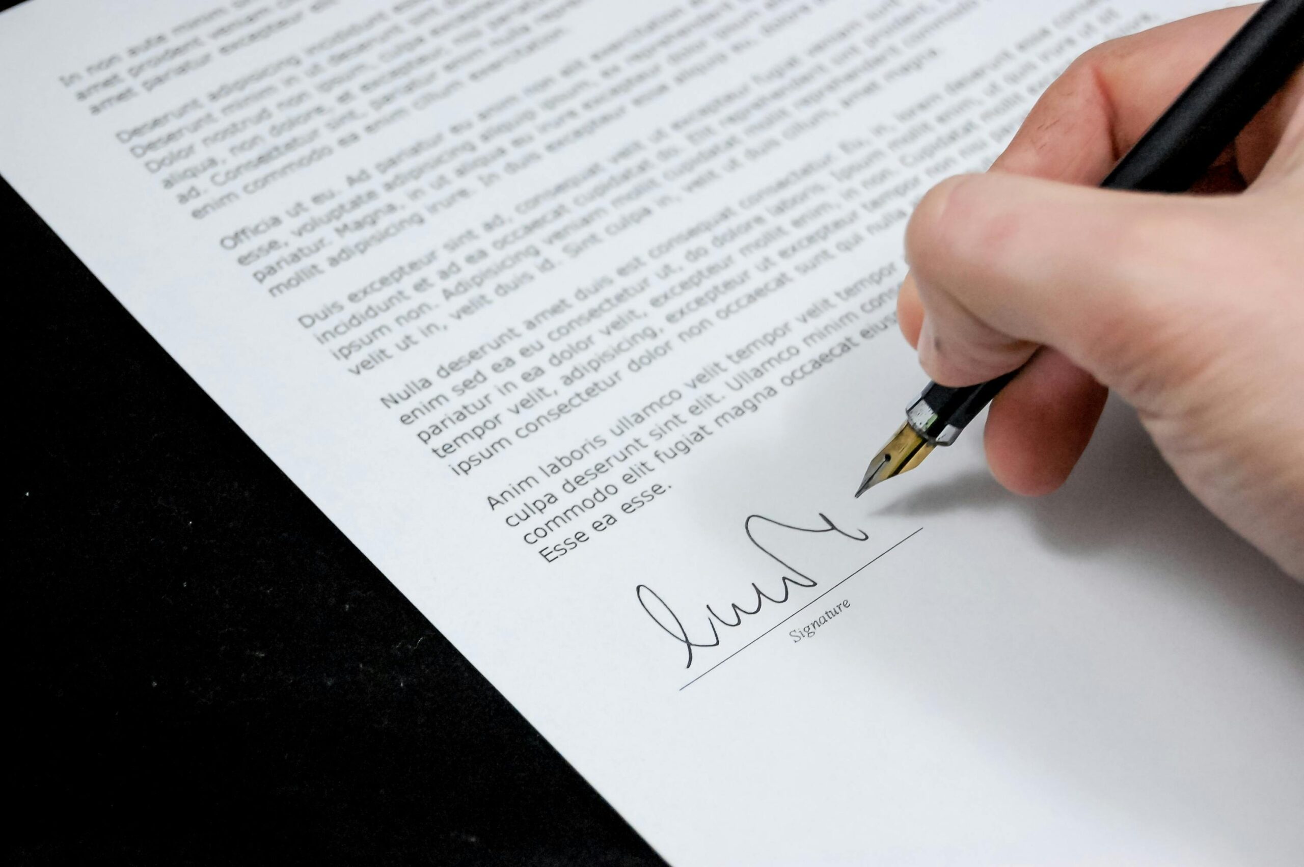 Zbliżenie na dłoń stawiającą podpis pod umową – skuteczna rekrutacja i nowe wyzwania zawodowe z cvsearch.pl
