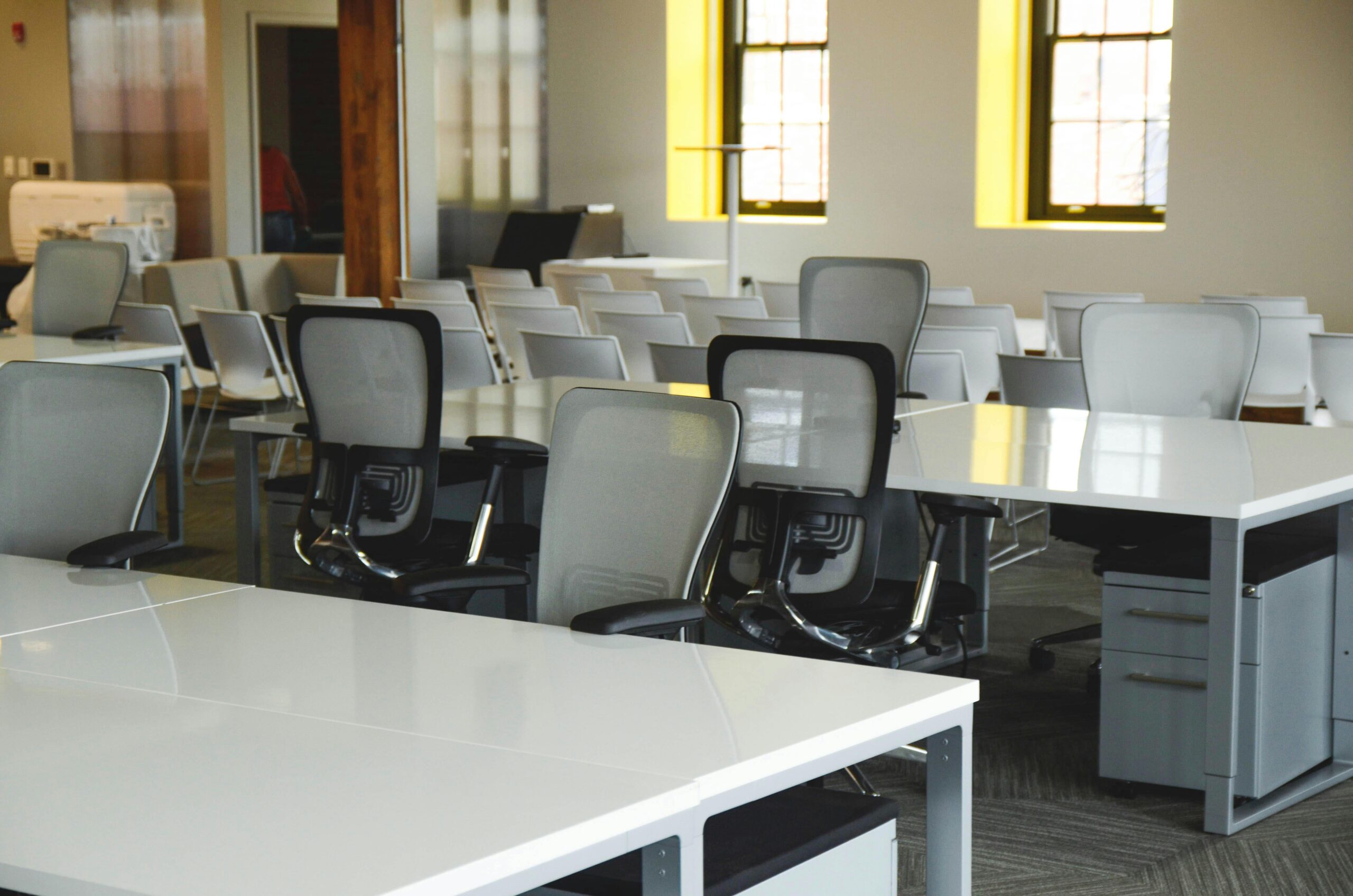 Nowoczesna przestrzeń biurowa open space z ergonomicznymi stanowiskami pracy – oferty zatrudnienia w sektorze nowoczesnych usług biznesowych na cvsearch.pl